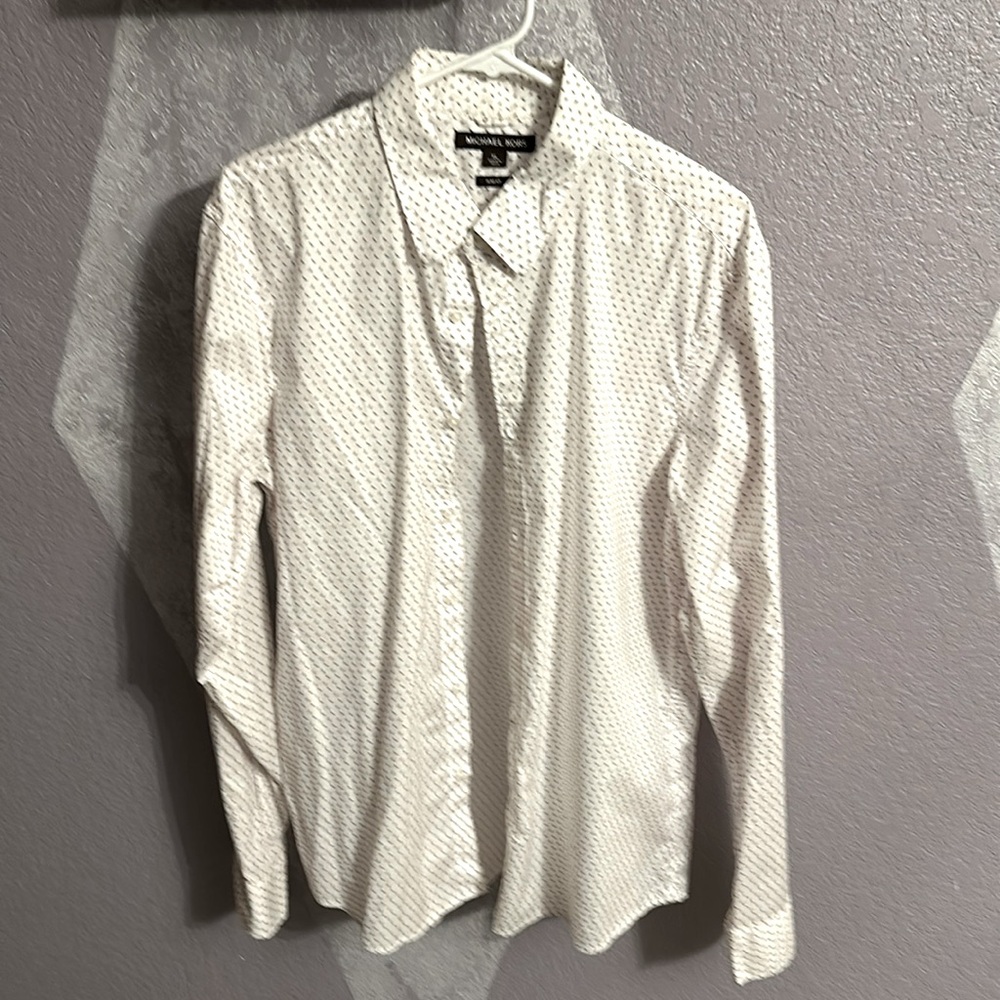Micheal Kors
Xl
Button up long sleeve